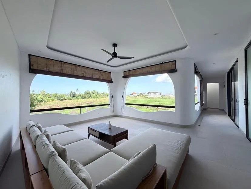 Fully equipped kitchen with dining area — Villa Cemagi