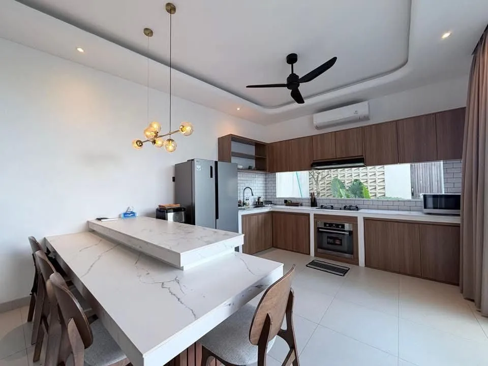 Spacious lounge with panoramic windows — Villa Cemagi