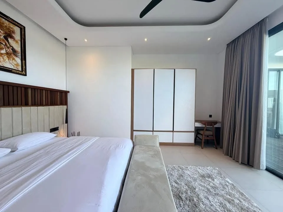 Bathroom with bathtub and marble vanity — Villa Cemagi