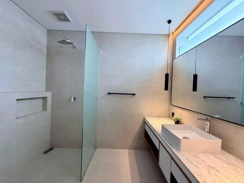 En-suite bathroom with rain shower — Villa Cemagi