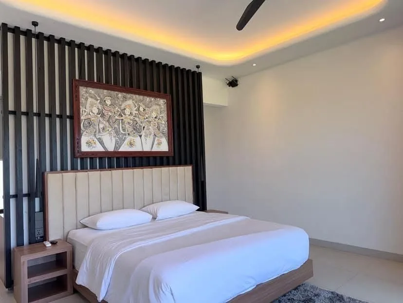 Built-in wardrobe and work desk — Villa Cemagi
