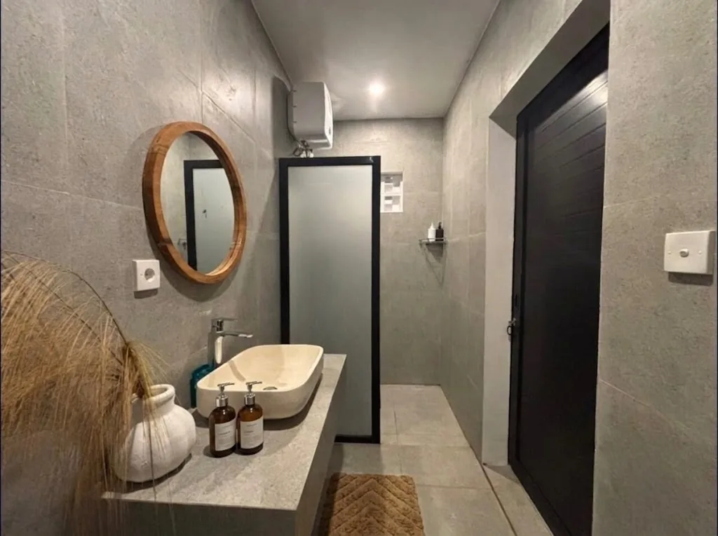 Petitenget Tiny House second bathroom with frosted-glass shower