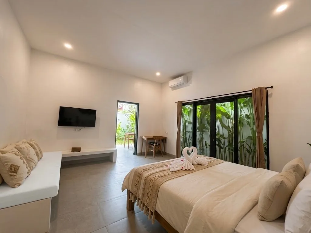 Petitenget Tiny House bedroom with smart TV and garden view