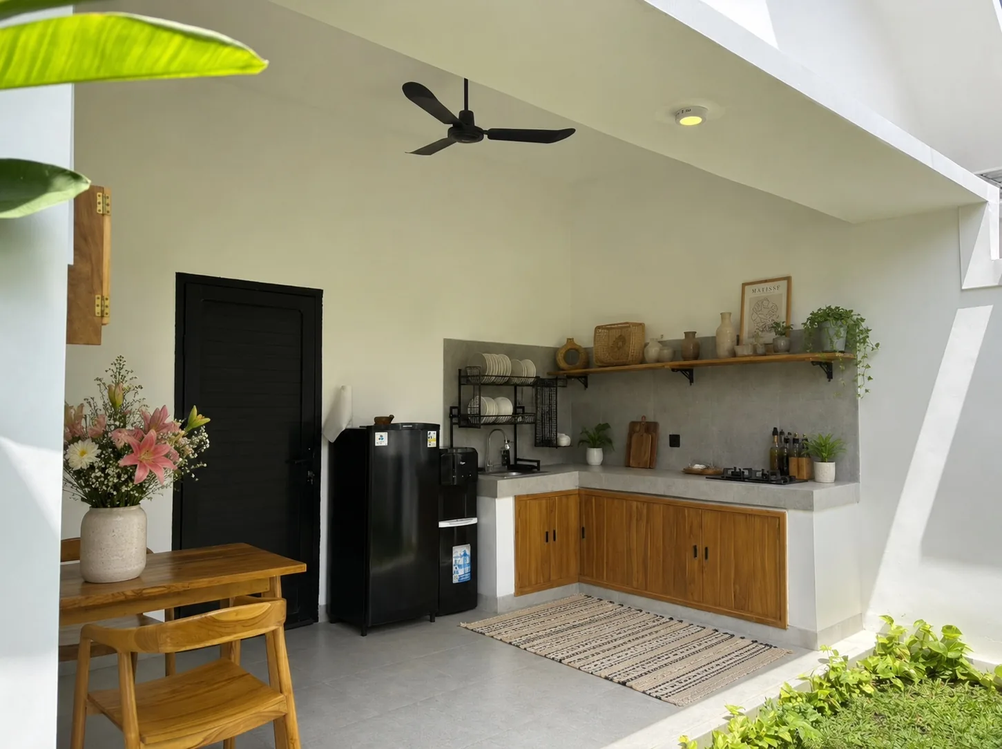 Petitenget Tiny House open-air kitchen and dining area by the garden