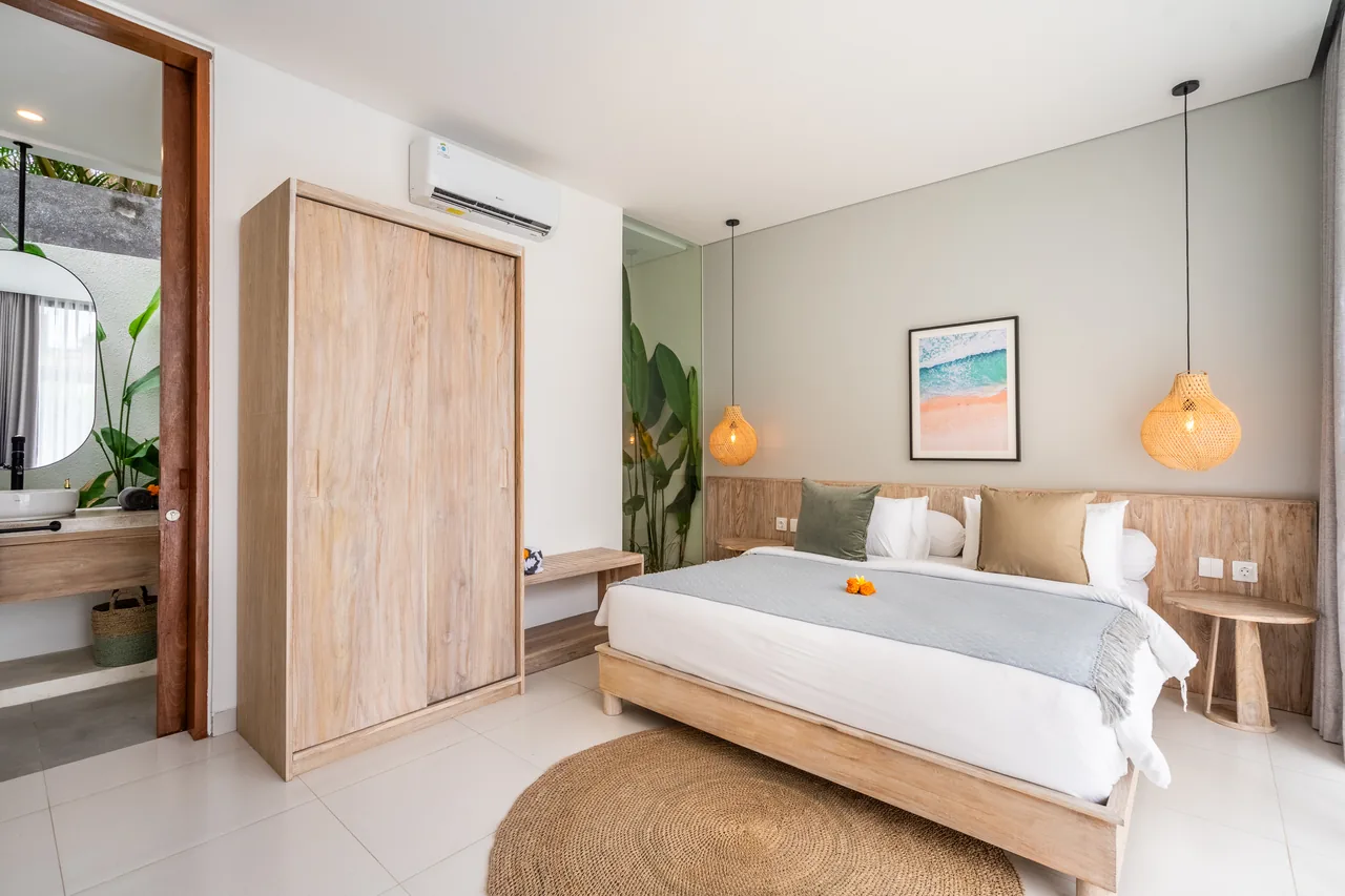 Villa Jucca master bedroom with beach artwork