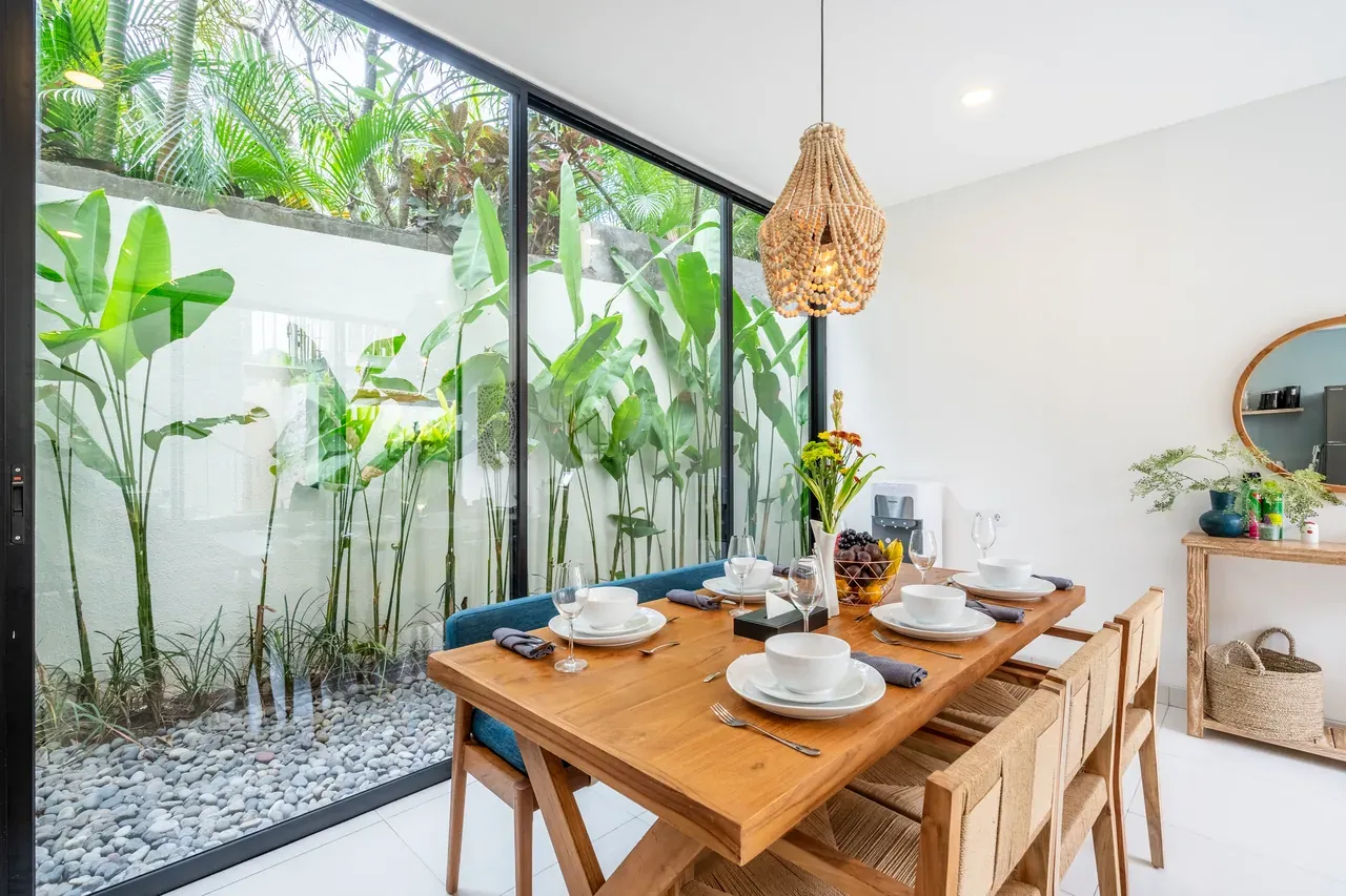 Villa Jucca dining area with beaded chandelier and garden