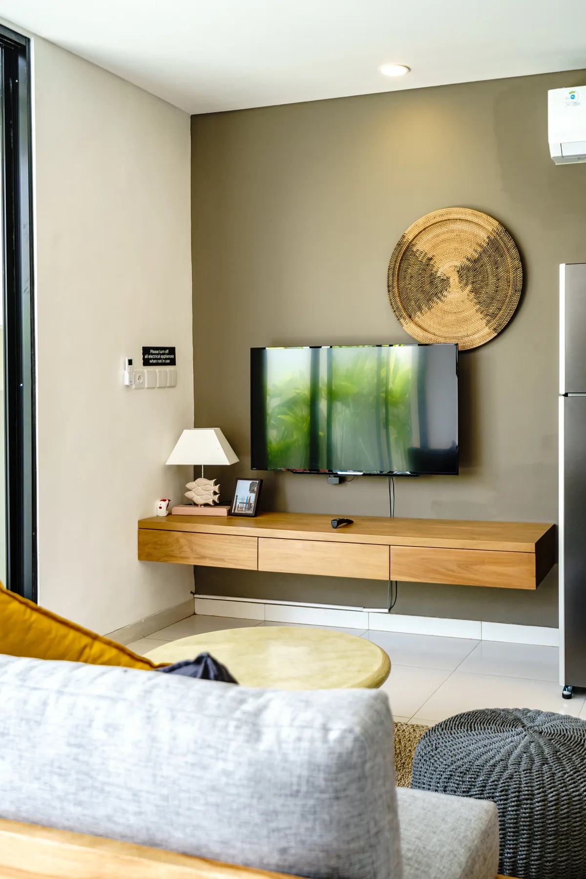 Villa Oasis lounge with sofa and garden outlook